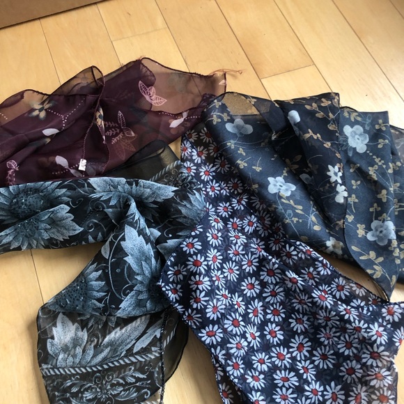 Lot of four vintage sheer bandana scarfs 18'' x 18'' - Picture 2 of 6